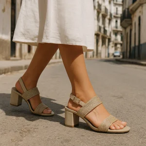 Sandales à talon carré avec brides élastiques tressées en paille
