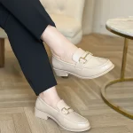 Mocassin Beige à Boucle Dorée