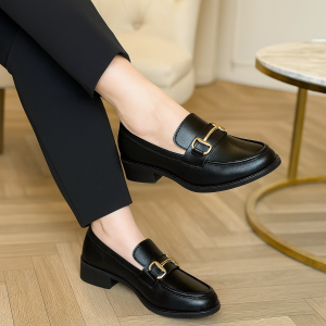 Mocassin Noir à Boucle Dorée