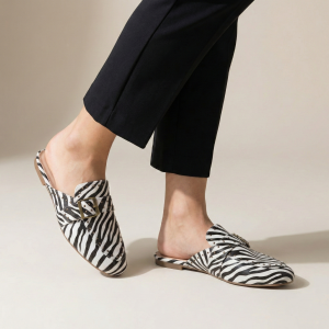 Mules plates  Zèbre style mocassin avec boucle décorative et détails perforés