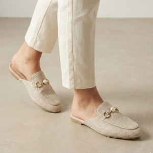 Mules plates élégantes à boucle dorée et perle – Style chic minimaliste